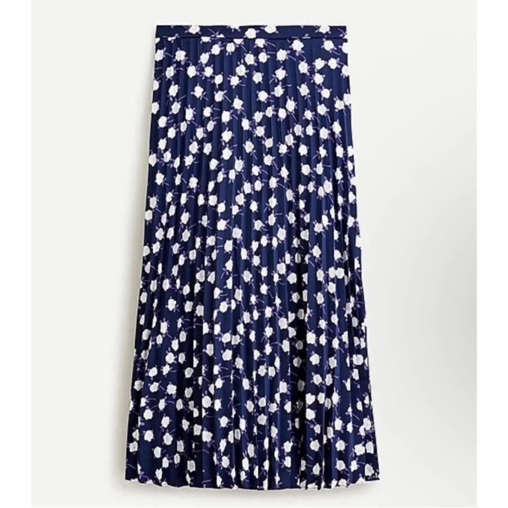 J Crew Navy Floral Pleated Midi Skirt. NWOT. Size 6 - Picture 3 of 11